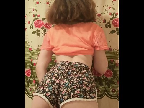 ❤️ Keçika ciwan a seksî li ber kamerayê kurtanên xwe ji xwe dike ❤ Kalîteya porno li me ❤