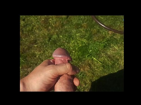 ❤️ Keçika germ di bexçeyek havînê de pisîka xwe ya pembe diqelişe û bi şuştinê dixe. ❤ Kalîteya porno li me ❤
