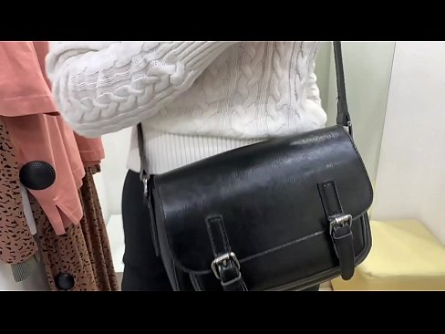 ❤️ Masturbasyona giştî ya keçika ciwan FeralBerry bi dilopek li jûreya fitarê ❤ Kalîteya porno li me ❤