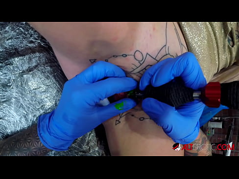 ❤️ Keçika pir tattookirî Sully Savage tattooek li ser klîtorê xwe kir. ❤ Kalîteya porno li me ❤