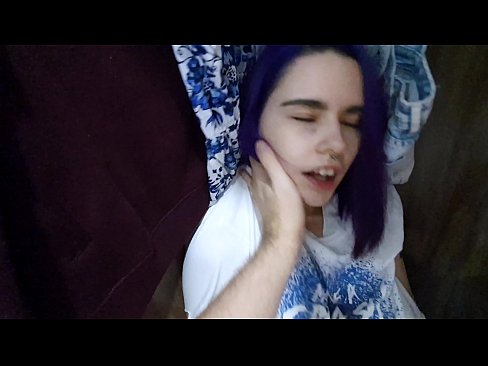 ❤️ Xwişka min di dolabê de dît û alîkariya wê kir ❤ Kalîteya porno li me ❤