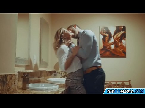❤️ Gava ku blondeyek busty we di nav hewşek gelemperî de dixapîne ❤ Kalîteya porno li me ❤